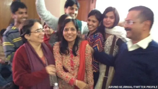 परिवार और दोस्तों के साथ अरविंद केजरीवाल