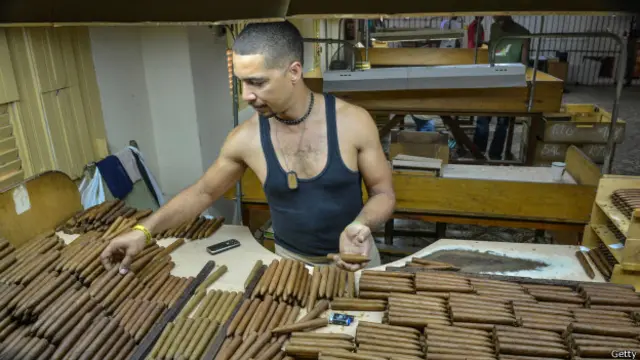 Hombre elaborando habanos en Cuba