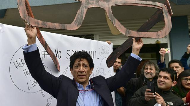 Javier Bonilla "Bonil" protestó esta semana frente a la Superintendencia de Comunicaciones.