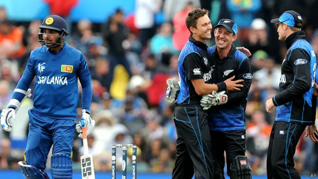 संगकारा के विकेट का जश्न मनाती न्यूज़ीलैंड की टीम 