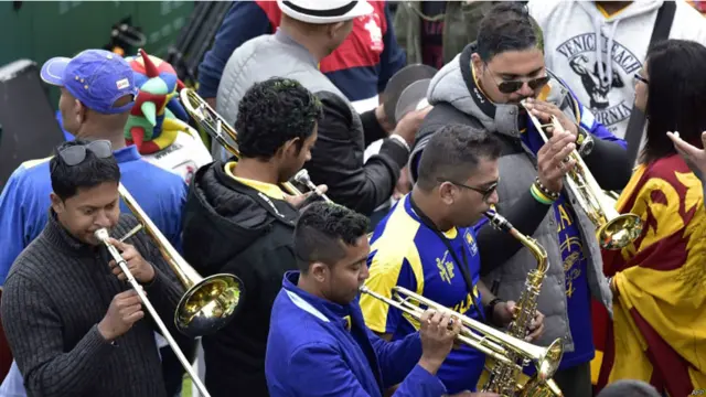 سری لنکا کی ٹیم تو یہ میچ ہار گئی لیکن سری لنکن شائقین اپنے روایتی انداز میں لطف اندوز ہوتے نظر آئے۔