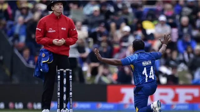 سری لنکن بولرز میزبان ٹیم کے بلے بازوں کو پریشان کرنے میں ناکام رہے۔