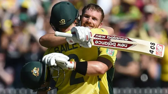 ایرون فنچ نے ورلڈ کپ 2015 کی پہلی سنچری بنائی۔