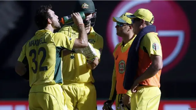 سنیچر کو پہلے دن دو میچ کھیلے گئے جن میں سے ایک میں آسٹریلیا کا مقابلہ انگلینڈ سے ہے اور آسٹریلیا نے فتح کے لیے 343 رنز کا ہدف دیا ہے۔ 