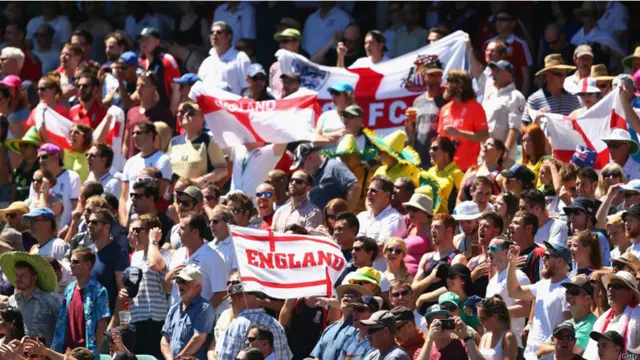 انگلینڈ اور آسٹریلیا کے درمیان کھیلے جانے والے ورلڈ کپ کے دوسرے میچ میں انگلینڈ کے مداح بڑی تعداد میں نظر آئے۔