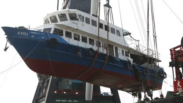 Kapal Lamma IV yang berhasil diangkat ke permukaan setelah kecelakaan yang mewaskan 39 orang.