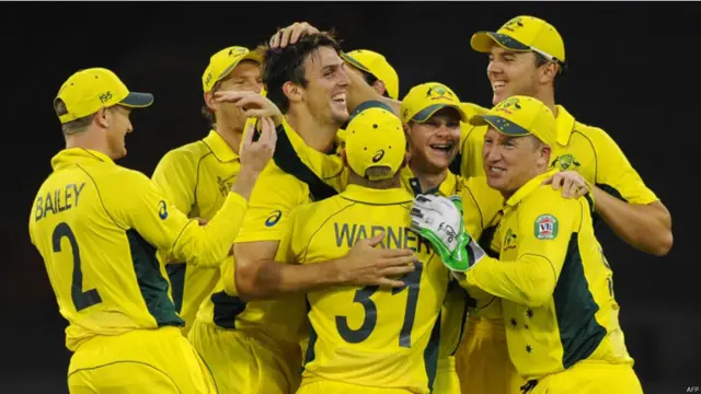 بڑے ہدف کے تعاقب میں انگلینڈ کی ٹیم لڑکھڑا گئی اور آسٹریلیا کے گیندباز مچل مارش نے انگلینڈ کے ابتدائی چھ میں سے پانچ کھلاڑیوں کو آؤٹ کیا۔