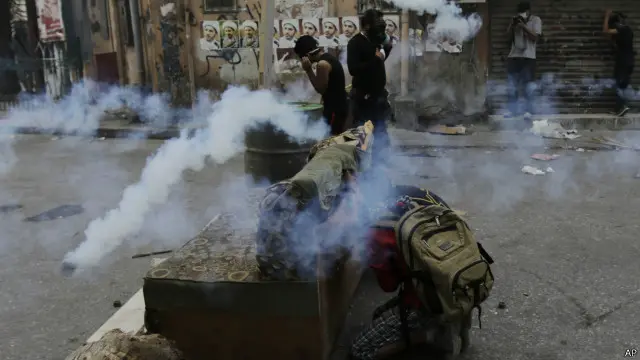 استخدمت الشرطة قنابل الغاز المسيل للدموع والقنابل الصوتية لتفريق المتظاهرين.