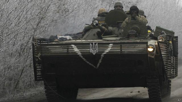 Украинская бронетехника на дороге из Артемовская в Дебальцево 14 февраля 2015 года