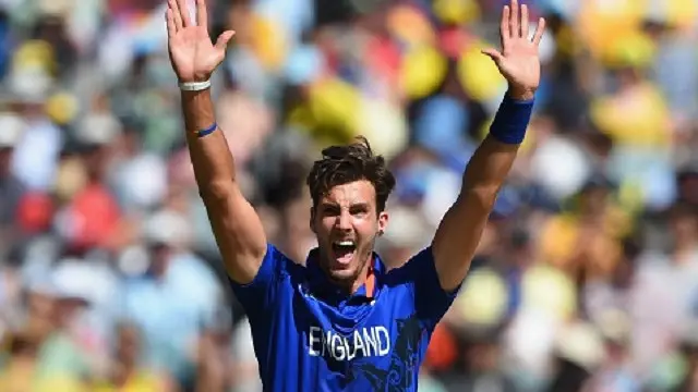 فن نے سات اوورز میں 35 رنز دے کر چار کھلاڑی آؤٹ کیے