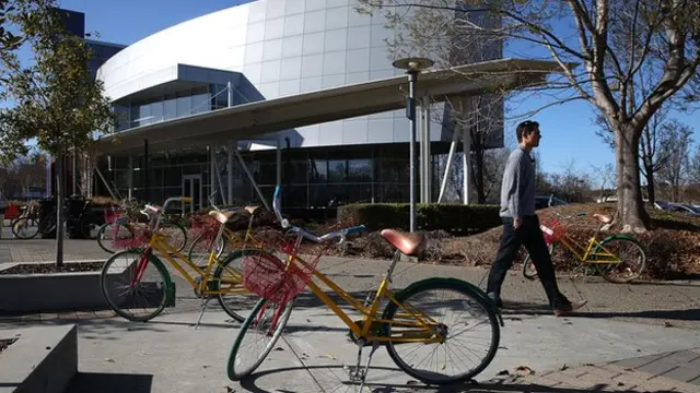 د نورو شرکتونو تر څنګ ګوګل، مایکروسافټ، اپل او فیسبوک د سلیکان په درې کې مېشت دي