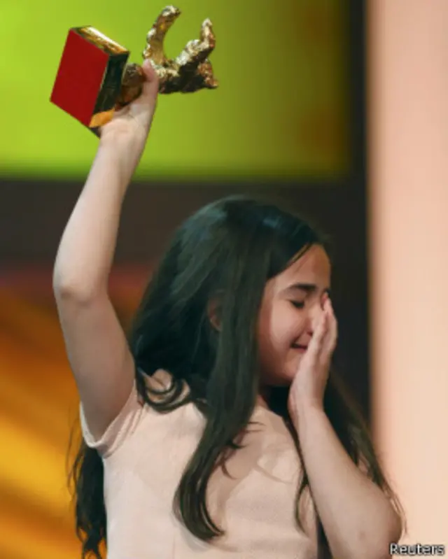 هانا سعیدی، خرس طلایی را از طرف جعفر پناهی گرفت