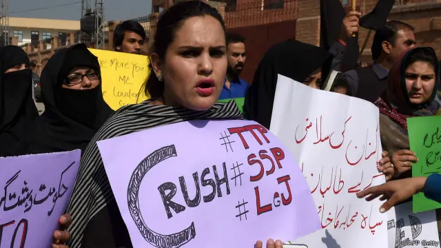 پشاور پریس کلب کے باہر سول سوسائٹی کے نمائندوں نے مظاہرہ کیا