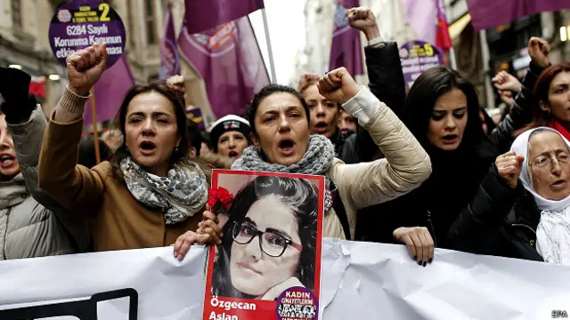 روز یکشنبه تظاهراتی در اعتضرا به قتل ازگه‌جان اصلان برگزار شد