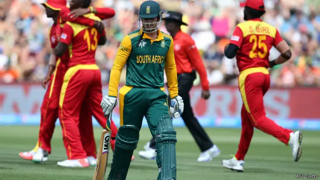 جنوبی افریقہ کے اوپنر کوئنٹن ڈی کاک سات رنز پر آؤٹ ہو کر پویلین واپس جا رہے ہیں