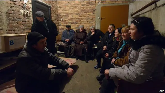 Warga Ukraina menyelamatkan diri ke ruang bawah tanah setelah sempat terjadi baku tembak.