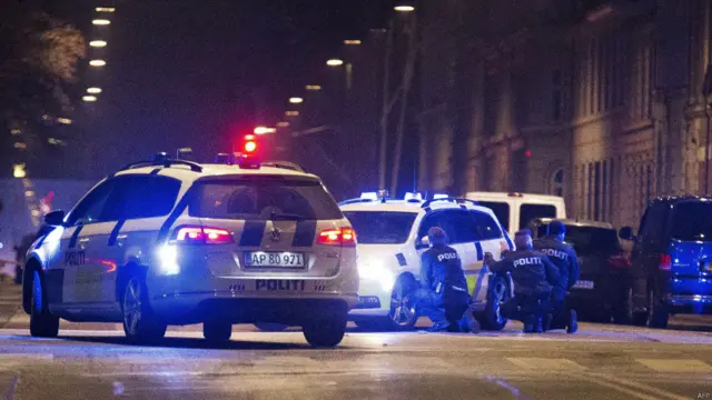哥本哈根犹太教堂枪击案现场附近一批警员以警车作掩护（15/2/2015）