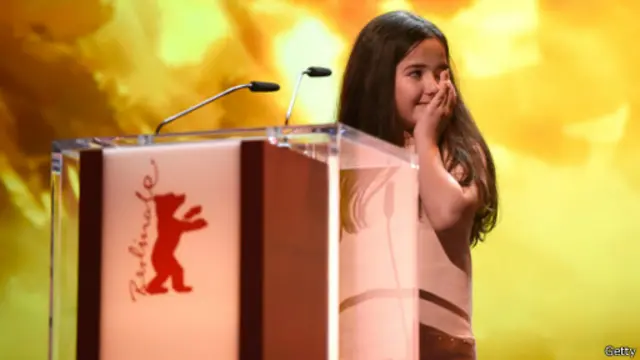 Panahi tidak dapat menghadiri upacara pemberian tropi di Berlin, tetapi dia digantikan oleh keponakannya, Hana Saeidi, yang terlihat menangis saat menerima hadiah tersebut.