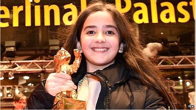 هانا سعیدی بازیگر خردسال فیلم تاکسی جایزه خرس طلایی جشنواره برلین را دریافت کرد