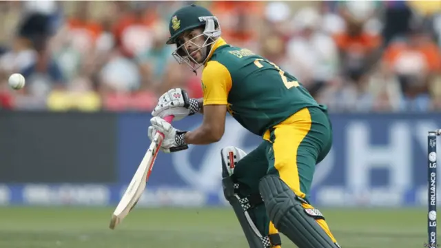 جے پی ڈومینی نے انتہائی محتاط انداز میں ذمہ داری کا مظاہرہ کرتے ہوئے بیٹنگ کی اور آخری اوور میں اپنی سنچری سکور کی۔