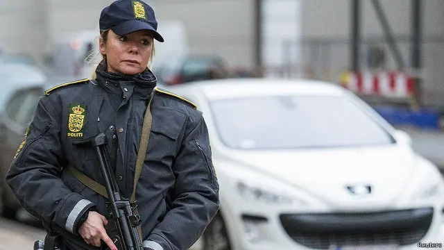 قالت الشرطة إنها قتلت الرجل بعد أن تبادل معها إطلاق النار بالقرب من محطة للقطار في كوبنهاغن