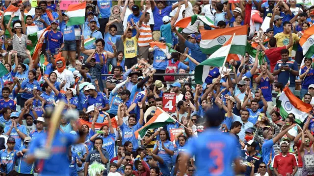 کوہلی اور رینا کی اچھی شراکت نے بھارت کی اننگز کی تعمیر کی اور بھارت نے پاکستان کے سامنے 301 رنز کا ہدف رکھا ہے۔