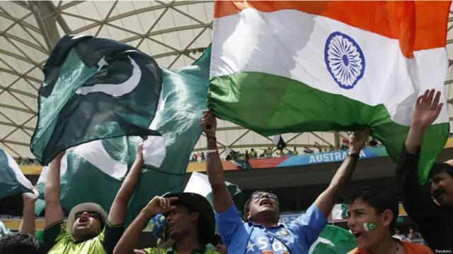 بھارت اور پاکستان کے شائقین ایڈیلیڈ میں میچ کا لطف لیتے ہوئے نظر آئے۔