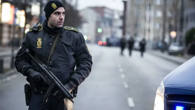 哥本哈根北桥火车站外一名警员持轻机枪（15/2/2015）