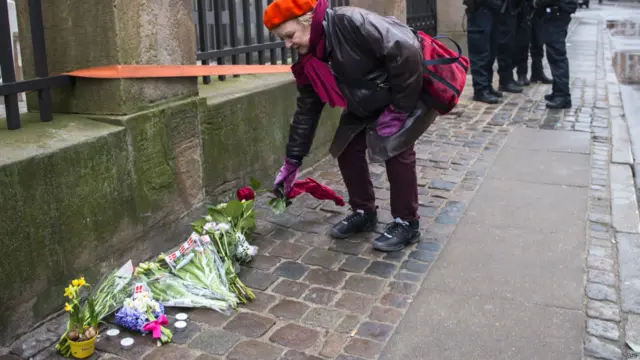 哥本哈根北桥区犹太教堂外一名女士到场献花（15/2/2015）