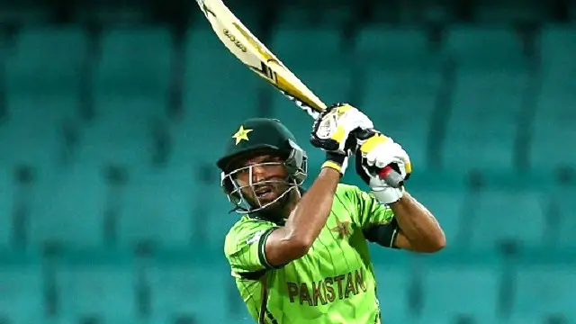 شاہد آفریدی نے دو چھکوں اور ایک چوکے کی مدد سے ناقابل شکست اکیس رنز بنانے کے ساتھ ساتھ ون ڈے انٹرنیشنل میں اپنے آٹھ ہزار رنز بھی مکمل کر لیے۔