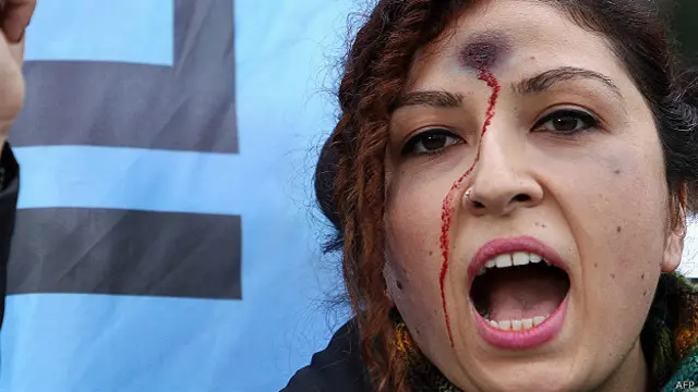 तुर्की की सड़को पर प्रदर्शनकारी