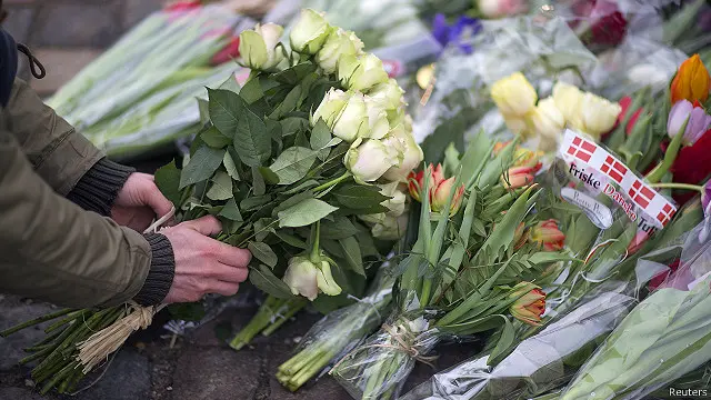 وضع دنماركيون باقات من الورد في موقع المقهى