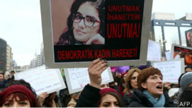 तुर्की में प्रदर्शन करने उतरी महिलाएं