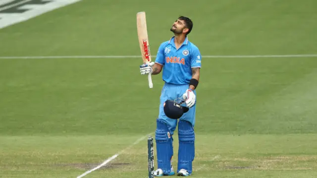 کوہلی سینچری سکور کرنے کے بعد آسمان کی طرف دیکھتے ہوئے۔ وہ ورلڈ کپ مقابلوں میں پاکستان کے خلاف سنچری بنانے والے پہلے بھارتی بن گئے۔