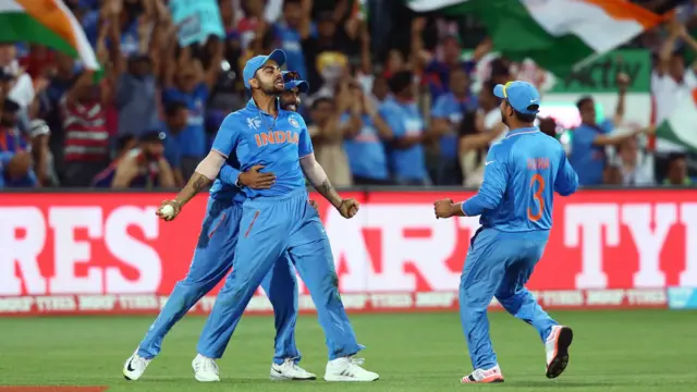 ویرات کوہلی شاہد آفریدی کا کیچ لینے کے بعد خوشی مناتے ہوئے۔