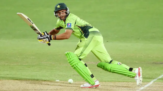 شاہد آفریدی ایک بار پھر اونچا شاٹ کھیلنے کی کوشش کیچ آؤٹ ہوئے۔