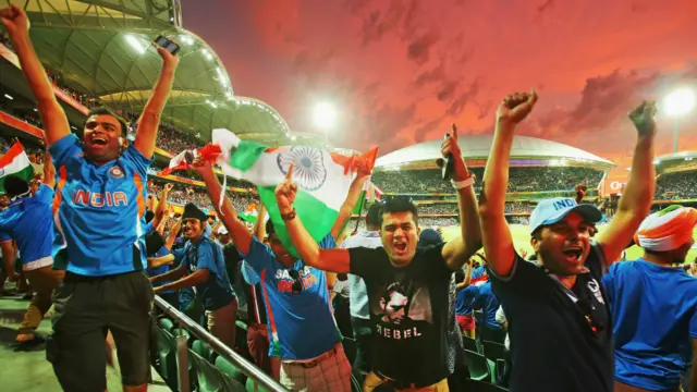 بھارتی شائقین اپنی ٹیم کی کامیابی پر سٹیڈیم میں فتح کا جشن مناتے ہوئے۔