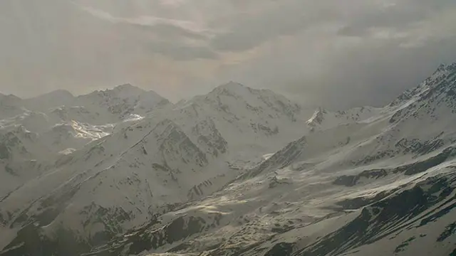 مقام های محلی بدخشان می گویند دست کم 12 نفر در اثر فرود آمدن برفکوچ در ولسوالی راغستان این ولایت جان باختند. این رویداد در روستای کجلر این ولسوالی اتفاق افتاده. سید عبدالله همایون رئیس مبارزه با حوادث طبیعی بدخشان به بی بی سی گفت هشت خانه هم زیر آوار برف شده و ساکنان محل تلاش می کنند ساحه را پاکس سازی کنند. او می گوید آسیب دیدگان به کمک فوری نیاز دارند. اما نا امنی و دشوار گذر بودن راه ها کار امداد رسانی را مشکل ساخته 