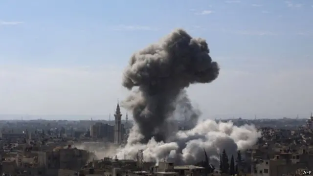 تصاعد الدخان من دوما نتيجة القصف