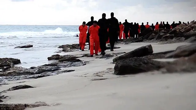 د داعش له لوري په خپره شوې وېډیو کې مصري مسیحیان په نارنجي کالیو کې سمندرغاړې ته څېرمه زنګون کړل شوي او جنګیالي یې هم مهاله سرونه غوڅوي. 