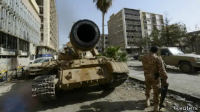 Fuerzas del gobierno combaten a los islamistas en Bengasi.