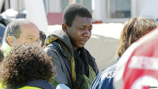 وزير المواصلات الإيطالي قال إن رجال الإنقاذ تعرضوا لتهديد من مسلحين في عرض البحر