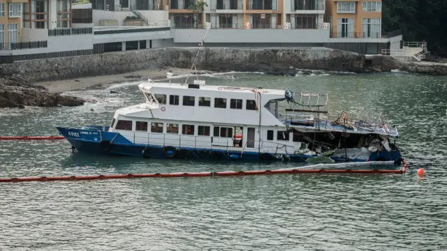 南丫四號客輪殘骸停放於香港南丫島岸邊(3/10/2012)