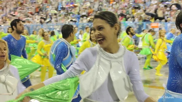 La brasileña Agata de Araújo desfila en el Sambódromo con la escola de samba Viradouro.