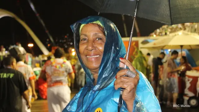 La brasileña Sueli Silva, manicura jubilada, asiste a los desfiles en el Sambódromo de Río.