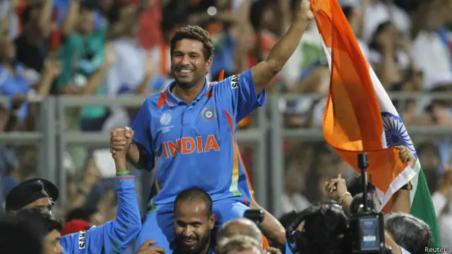 विश्व कप जीतन के बाद साथियों ने सचिन को कंधों पर उठा लिया