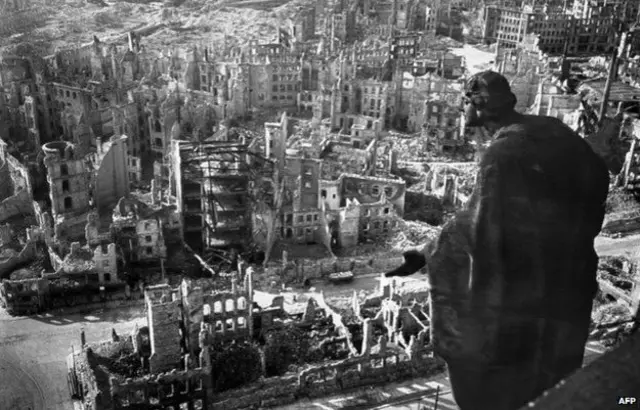 地毯式轰炸后,德累斯顿历史悠久的老城区被夷为平地