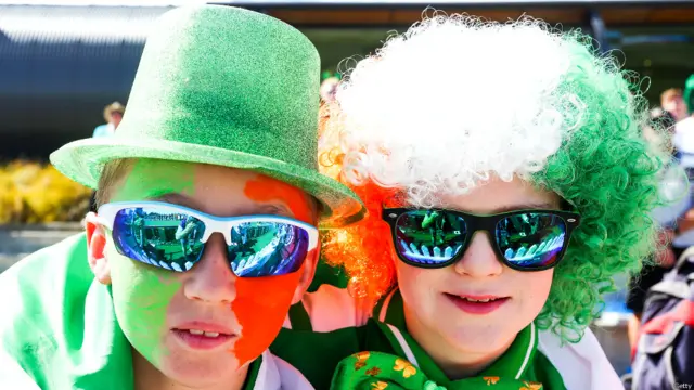 آئرش اوپنرز نے پراعتماد انداز میں مخالف بولروں کا سامنا کیا ہے۔سٹیڈیم میں آئرلینڈ کے شائقین کرکٹ کی بڑی تعداد موجود تھی۔