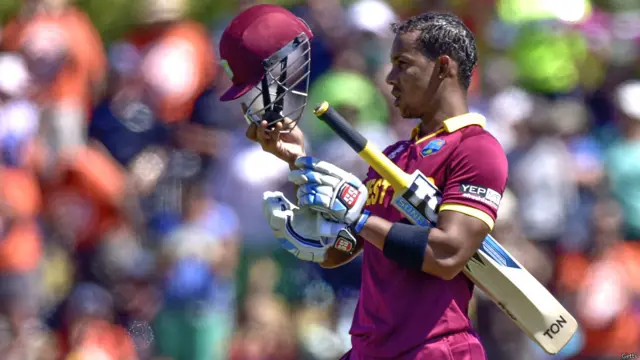 ویسٹ انڈیز کے 31 رنز پر دونوں اوپنر کی خدمات سے محروم ہونے والی ویسٹ انڈین ٹیم پر ایک وقت ایسا بھی آیا جب اس کے پانچ کھلاڑی پویلین لوٹ چکے تھے۔تاہم اس موقع پر لینڈل سمنز نے ڈیرن سیمی کے ساتھ مل کر عمدہ بلے بازی کی اور چھٹی وکٹ کی شراکت میں 154 رنز کی شراکت قائم کر ڈالی۔