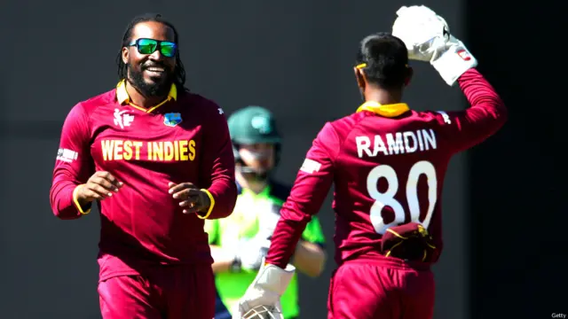 اپنے ریگولر بولروں کی ناکامی کے بعد ویسٹ انڈین کپتان نے کرس گیل کو گیند دی جنھوں نے ولیم پورٹرفیلڈ کو آؤٹ کر کے اس شراکت کو توڑا۔تاہم اس نقصان کے باوجود آئرش بلے باز دباؤ میں نہیں آئے اور پراعتماد انداز میں کھیلتے رہے۔